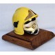 CASQUE F1 JAUNE SUR SOCLE EN BOIS