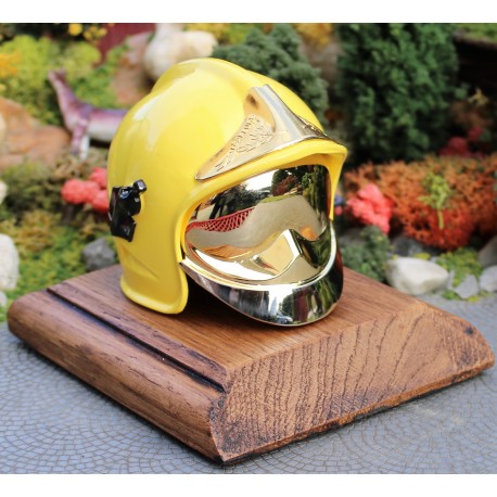 CASQUE F1 JAUNE SUR SOCLE EN BOIS