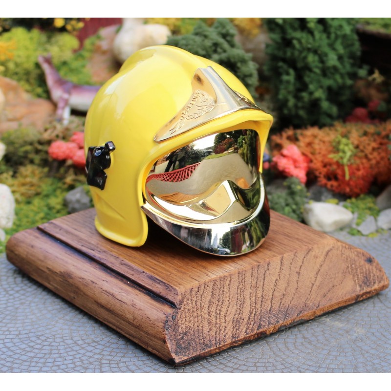 CASQUE F1 JAUNE SUR SOCLE EN BOIS