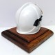 CASQUE F1 BLANC SUR SOCLE EN BOIS