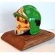 CASQUE F1 VERT SUR SOCLE EN BOIS