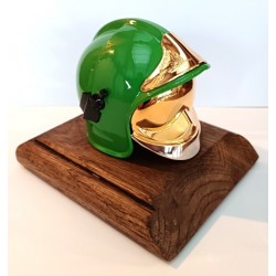 CASQUE F1 VERT SUR SOCLE EN BOIS