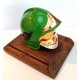 CASQUE F1 VERT SUR SOCLE EN BOIS