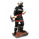 STATUETTE POMPIER SUR LE TOIT