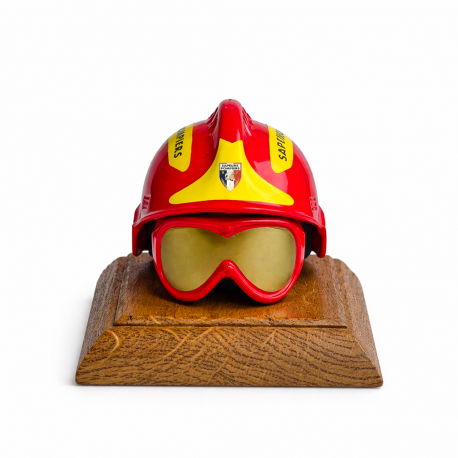 CASQUE F2 ROUGE SUR SOCLE EN BOIS