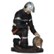 STATUETTE POMPIER en RECUEILLEMENT