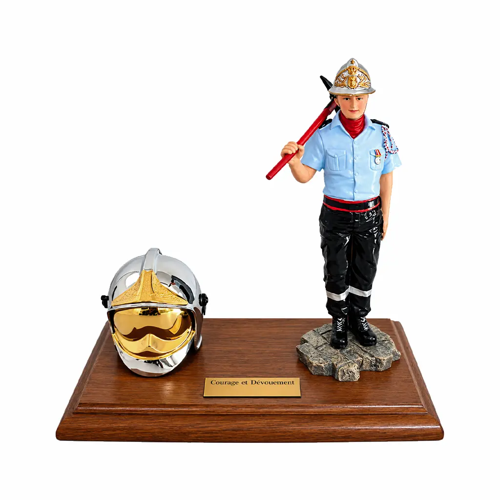 Casque F1 + Statuette Sapeur-Pompier sur socle en bois