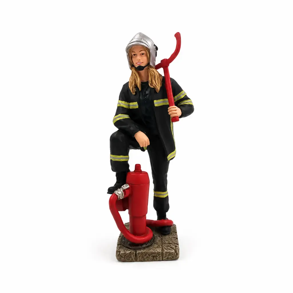 Statuette femme Sapeur-Pompier sur borne incendie