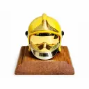 Casque F1 Jaune sur socle en bois 