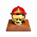 Casque F1 Rouge sur socle en bois