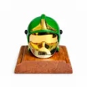 Casque F1 Vert sur socle en bois