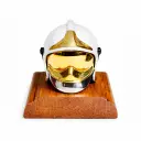 Casque F1 Blanc sur socle en bois