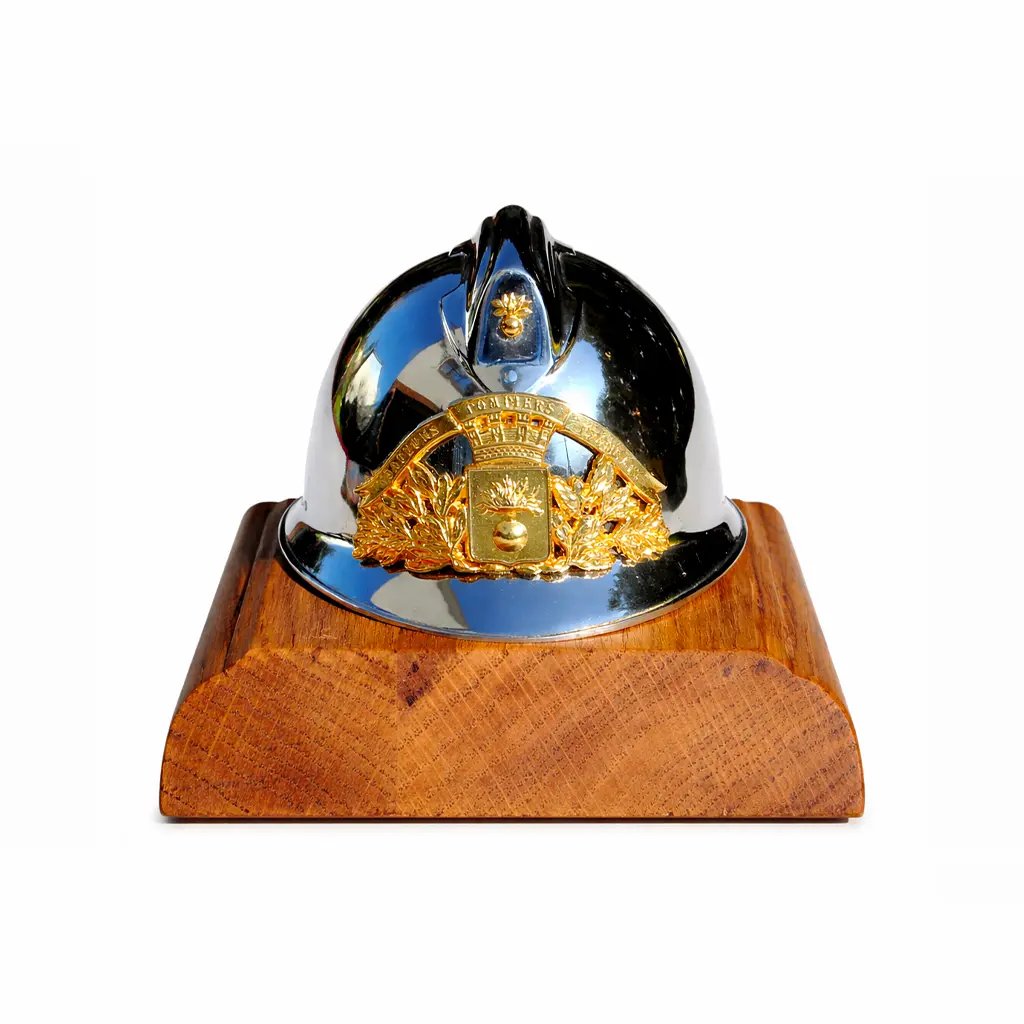 Casque F1 1933 sur socle en bois