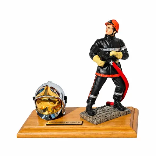 [SOCJSP1] Casque F1 + statuette JSP sur socle bois