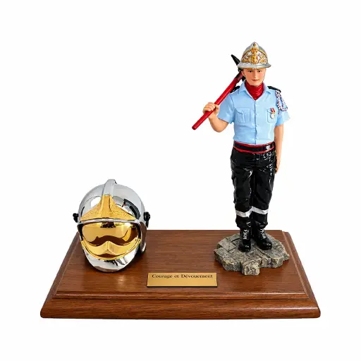 [SOCSP1] Casque F1 + Statuette Sapeur-Pompier sur socle en bois