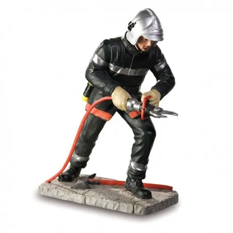 [POM046] Statuette Sapeur-Pompier avec pince de désincarcération