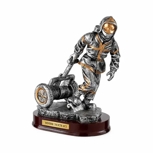 [RS0880] Statuette Sapeur-Pompier tirant dévidoir