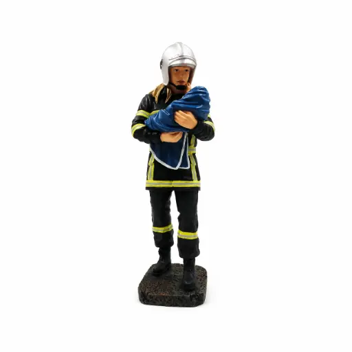 [POM138] Statuette femme Sapeur-Pompier sauvant un bébé