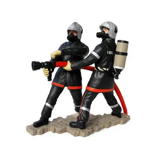 [POM060] Statuette pompiers binome avec lance