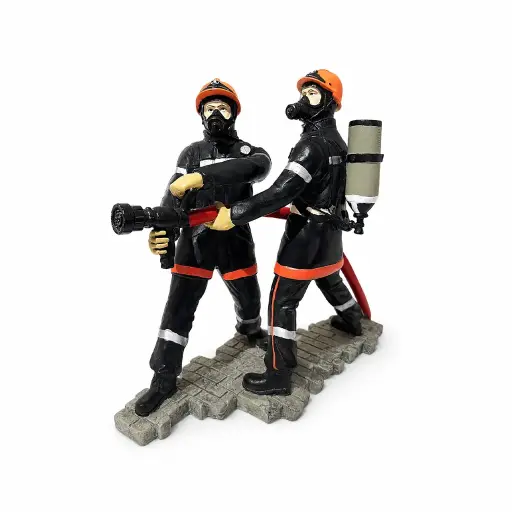 [POM063] Statuette binôme Jeunes Sapeurs-Pompiers avec lance